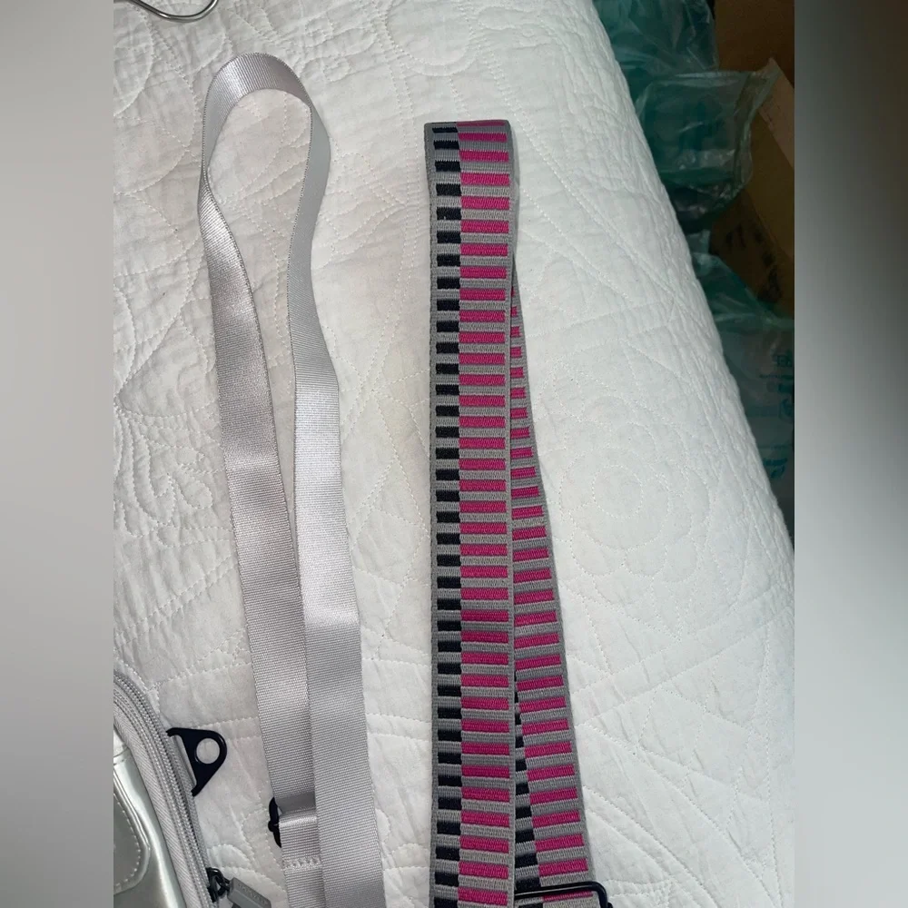 IHKWIP XL EVERYDAY ESSENTIALS CROSSBODY WITH TWO STRAPS METALLIC SILVER - Picture 7 of 12